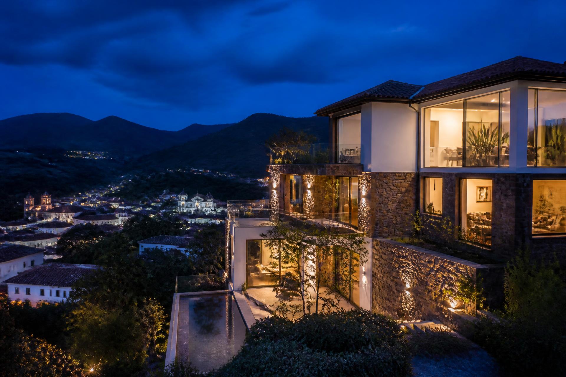 Casa de alto padrão iluminada com vista para o centro histórico de Diamantina